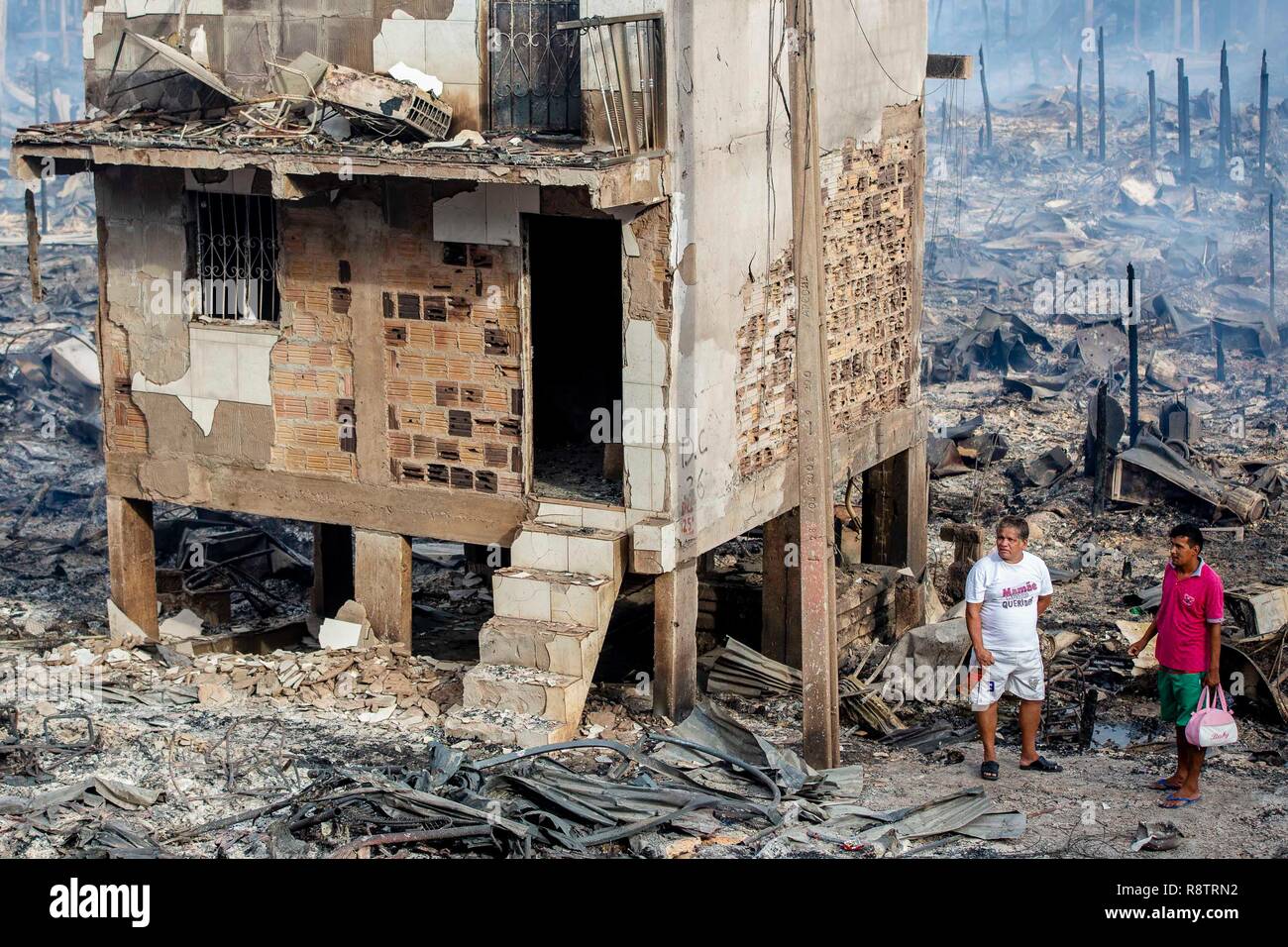 Manaus, Brasilien. 18. Dezember, 2018. Feuer erreicht 600 Häuser in Manaus - bei einem Feuer große Ausmaße zerstört über 600 Häuser in der Nachbarschaft von Educanos, South Zone der Stadt Manaus, das Feuer begann um 20 Uhr 17, am Morgen, Bewohner noch versuchten, Sachen zu finden, die eingespart werden könnten. Foto: Suamy Beydoun/AGIF AGIF/Alamy Credit: Live-Nachrichten Stockfoto