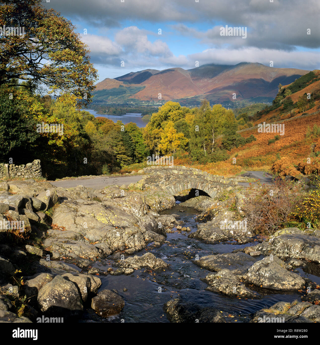 Ashness Brücke und Derwentwater im Herbst Stockfoto
