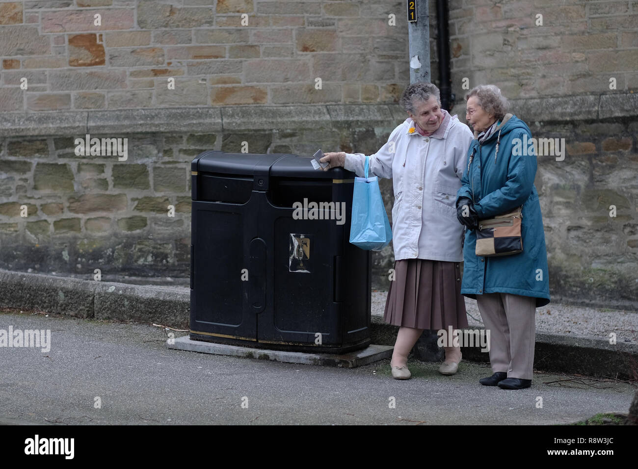 Zwei alte Damen im Gespräch auf der Straße. Stockfoto
