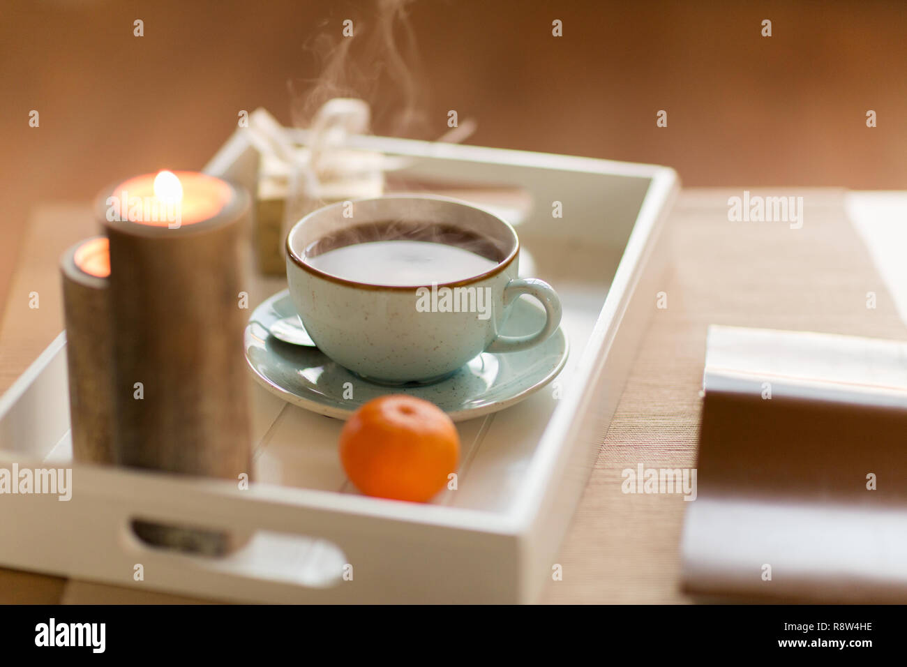 Heiße Schokolade, Weihnachtsgeschenk und Kerzen auf dem Tisch Stockfoto