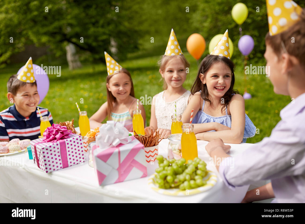 Happy Kids auf Geburtstag party im Sommer Garten Stockfoto