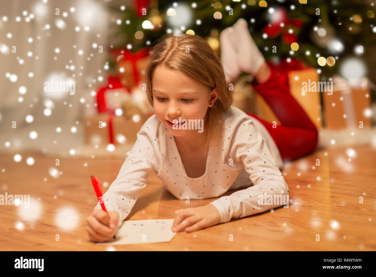Lachelnde Madchen Schreiben Weihnachten Wunschliste Zu Hause