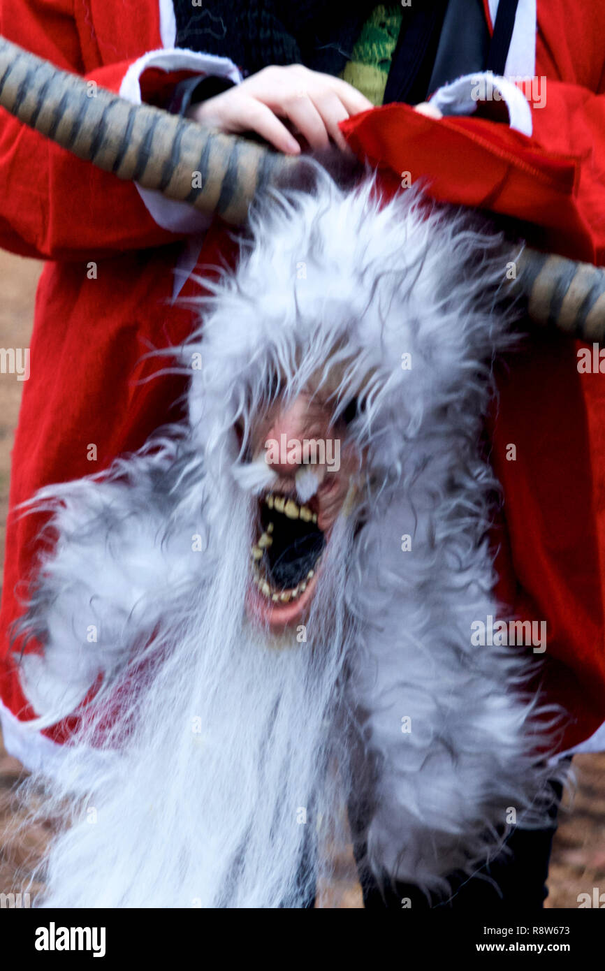 Philadelphia, PA, USA - 15. Dezember 2018: die Nachtschwärmer in der jährlichen Krampuslauf und die Parade der Geister in der nördlichen Freiheiten Nachbarschaft teilnehmen Stockfoto