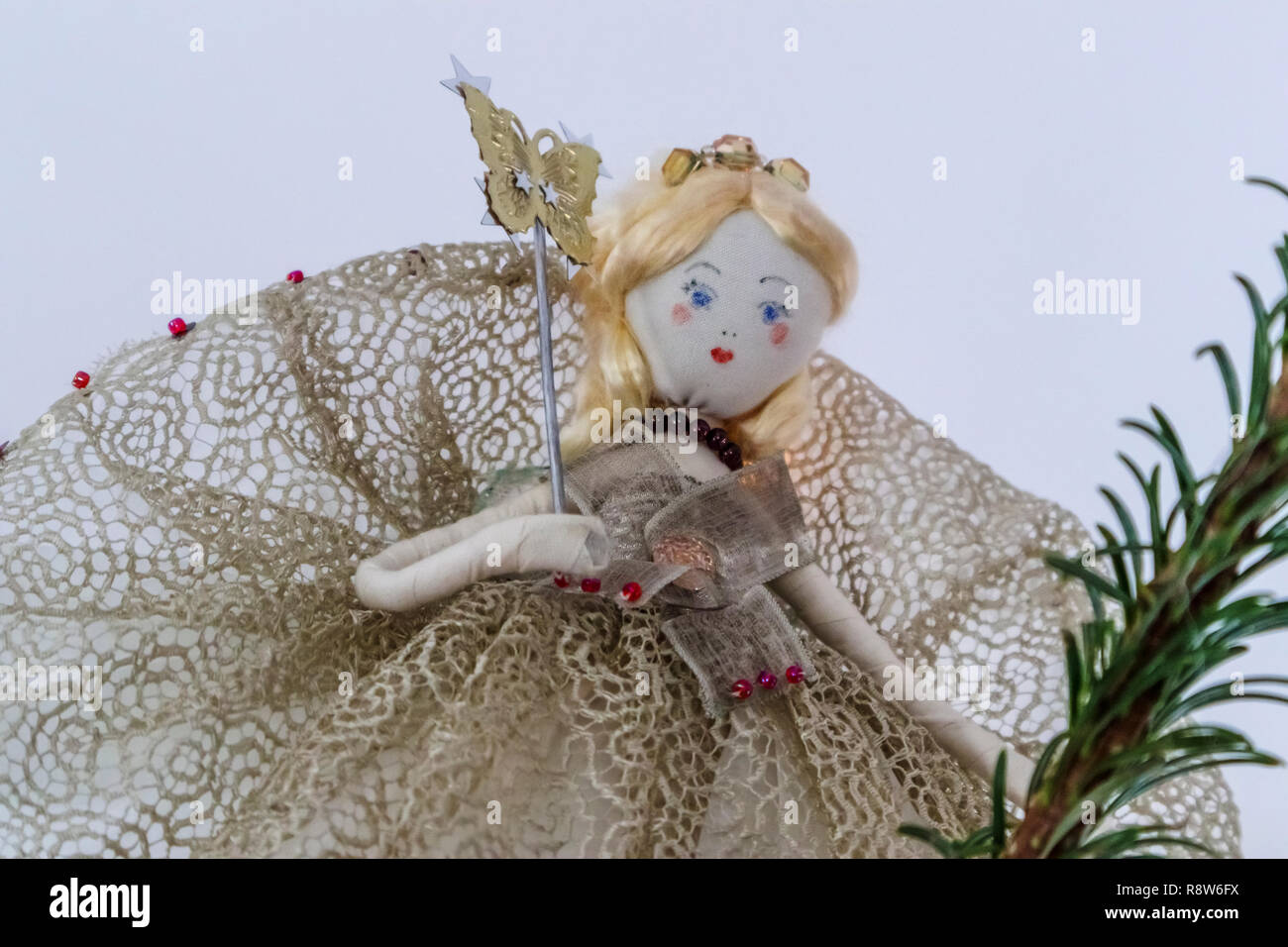 Klassische Tobias und der Engel traditionelle weihnachtliche Märchen, Haus  aus alten Stoffen und Materialien, schmücken einen Weihnachtsbaum  Stockfotografie - Alamy