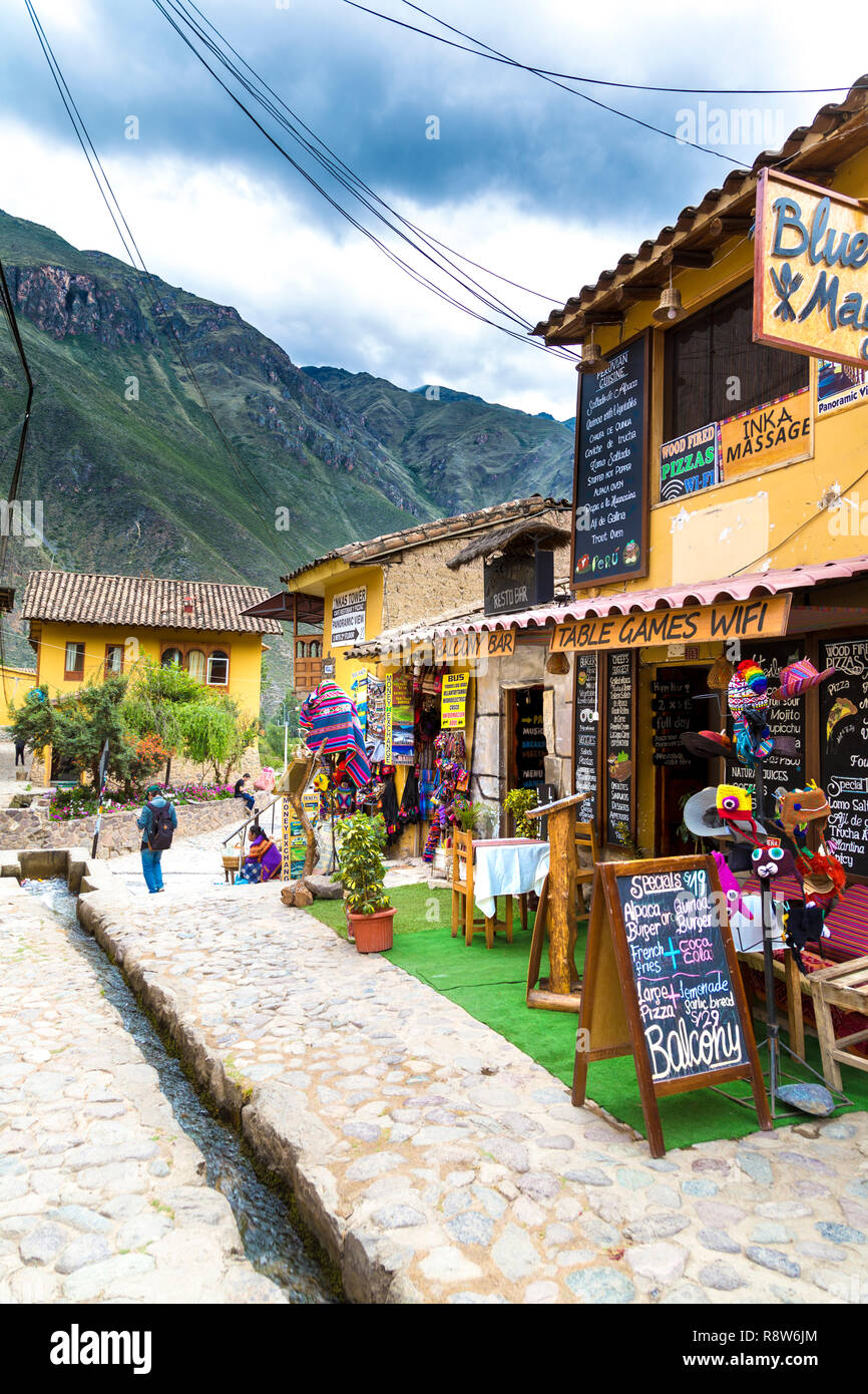 Geschäfte und Restaurants in einer Straße in der Stadt Ollantaytambo, Sacred Valley, Peru Stockfoto