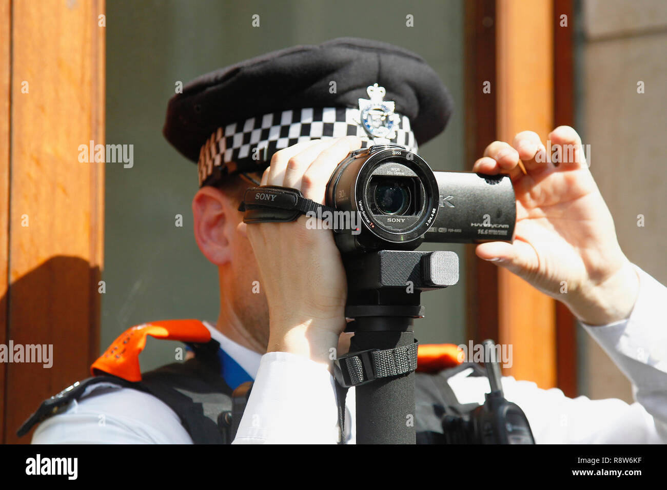 England, London, Polizei Video Surveillance Officer Dreharbeiten anti Trump Demonstration. Stockfoto