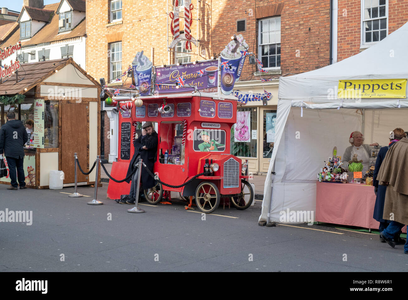 Heiße Schokolade in einem viktorianischen Weihnachtsmarkt abgewürgt. Stratford-upon-Avon, Warwickshire, England Stockfoto