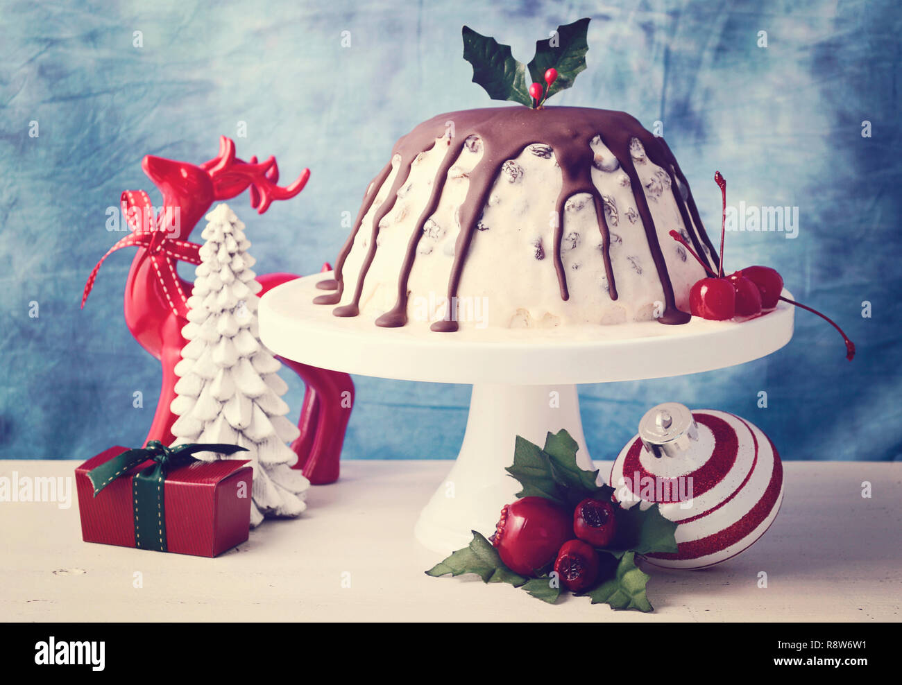 Sommer Weihnachten Eis Plum Pudding auf weißem Kuchen stand mit Rentier und Ornamenten, mit der angewandten retro Film Filter. Stockfoto