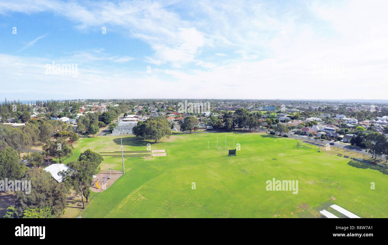 Drone Luftbild des australischen öffentlichen Park und Sport ovale Feld, Henley Beach berücksichtigt. Stockfoto