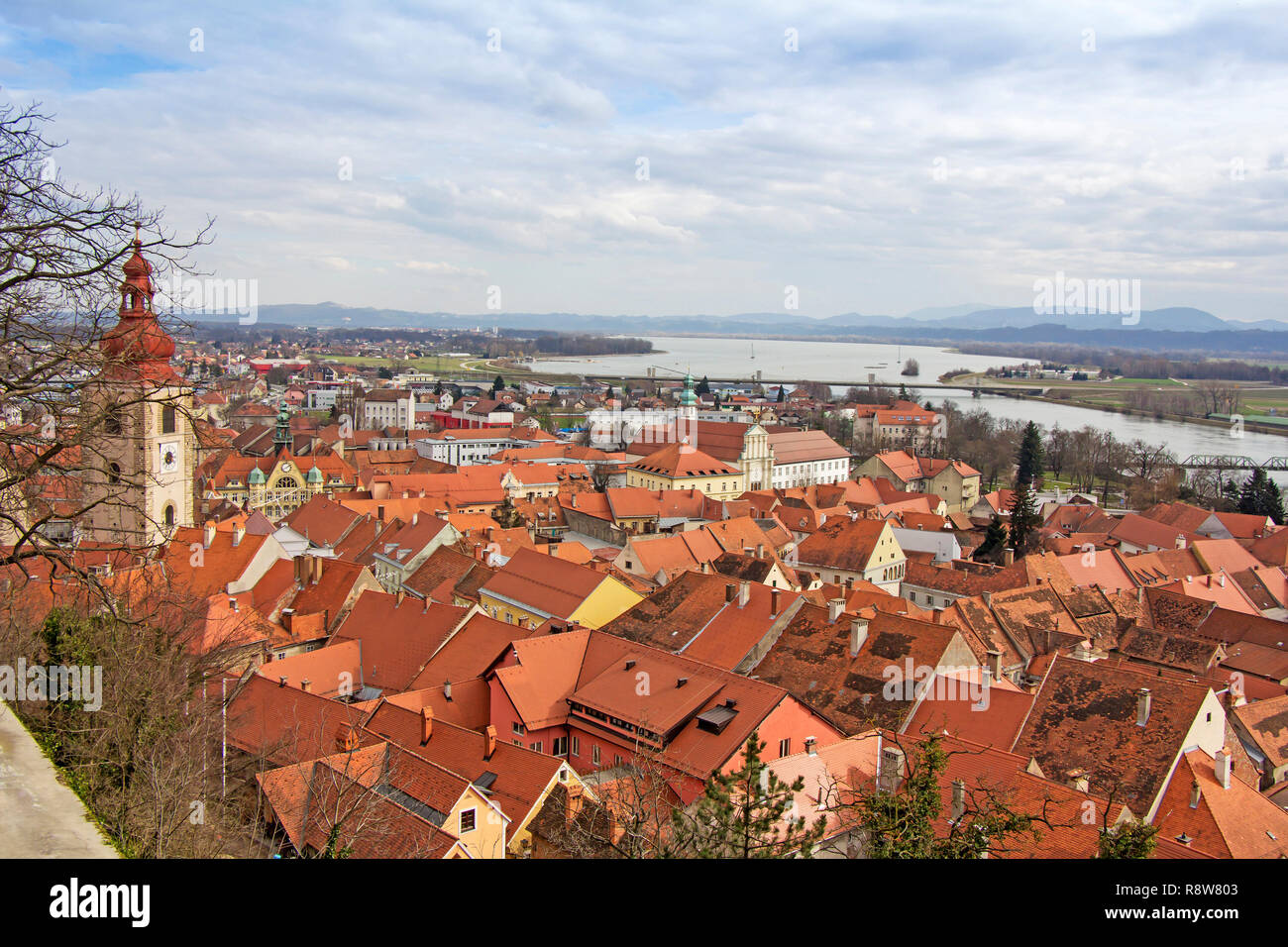 Ein Blick auf das Zentrum von Ptuj Stadt, Kirche und Altstadt von Ptuj, Slowenien Stockfoto