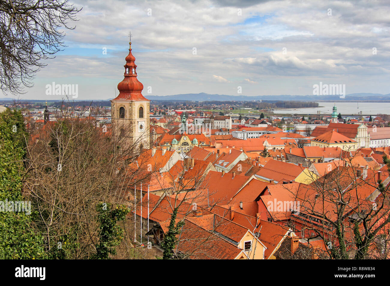 Ein Blick auf das Zentrum von Ptuj Stadt, Kirche und Altstadt von Ptuj, Slowenien Stockfoto