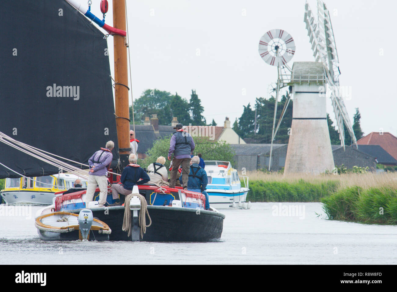 Wherry, traditionellen Segelboot auf Norfolk Broads, Fluss Thurne, vor thurne Deich Entwässerung Mühle. Juni. Stockfoto