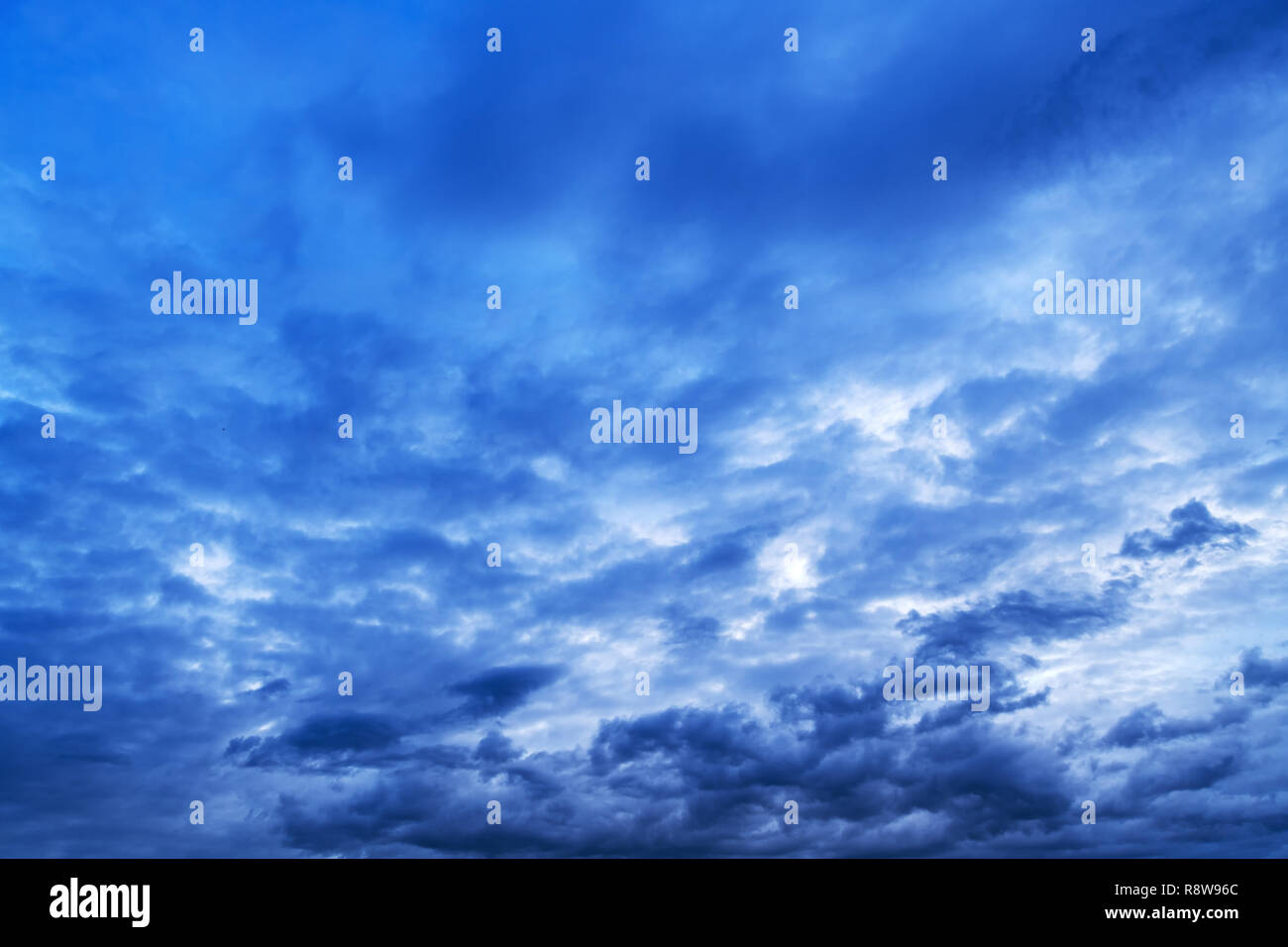 Dramatische winter Himmel mit Wolken wie die saisonale Wetter Hintergrund Stockfoto