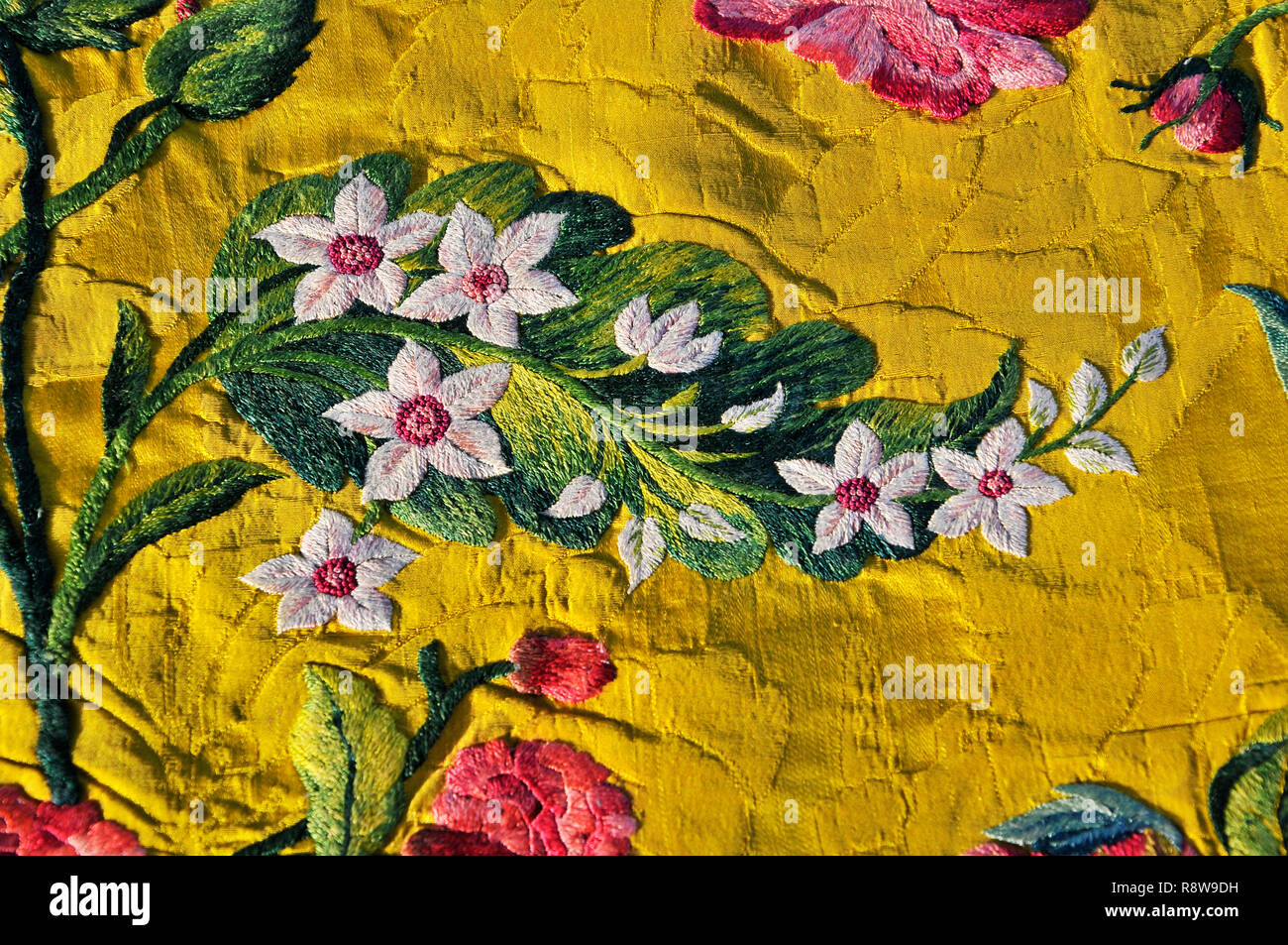 Dieses 17. Jahrhunderts Stickerei stammt aus der Zeit vor 1740. Es ist eine seltene Überlebende eines Stück Seide brocade Fabric mit einem Design von Pagoden und Blumen Stockfoto