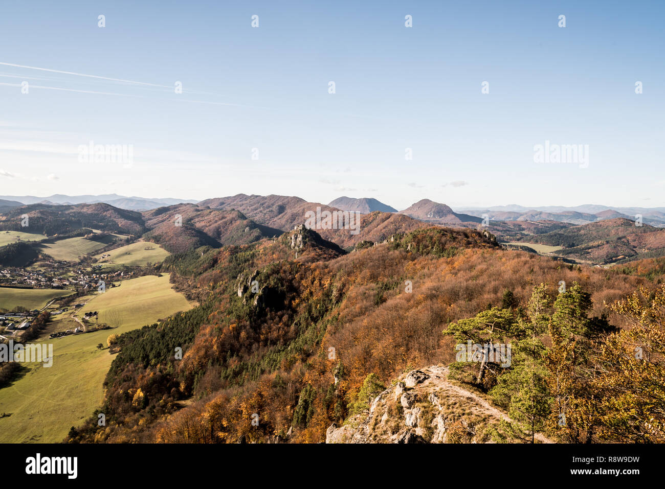 Blick von Stefanikova vyhliadka View Point im Herbst Sulovske skaly Berge mit Hügeln od Sulovske vrchy und Biele Karpaty Gebirge Javorniky und c Stockfoto
