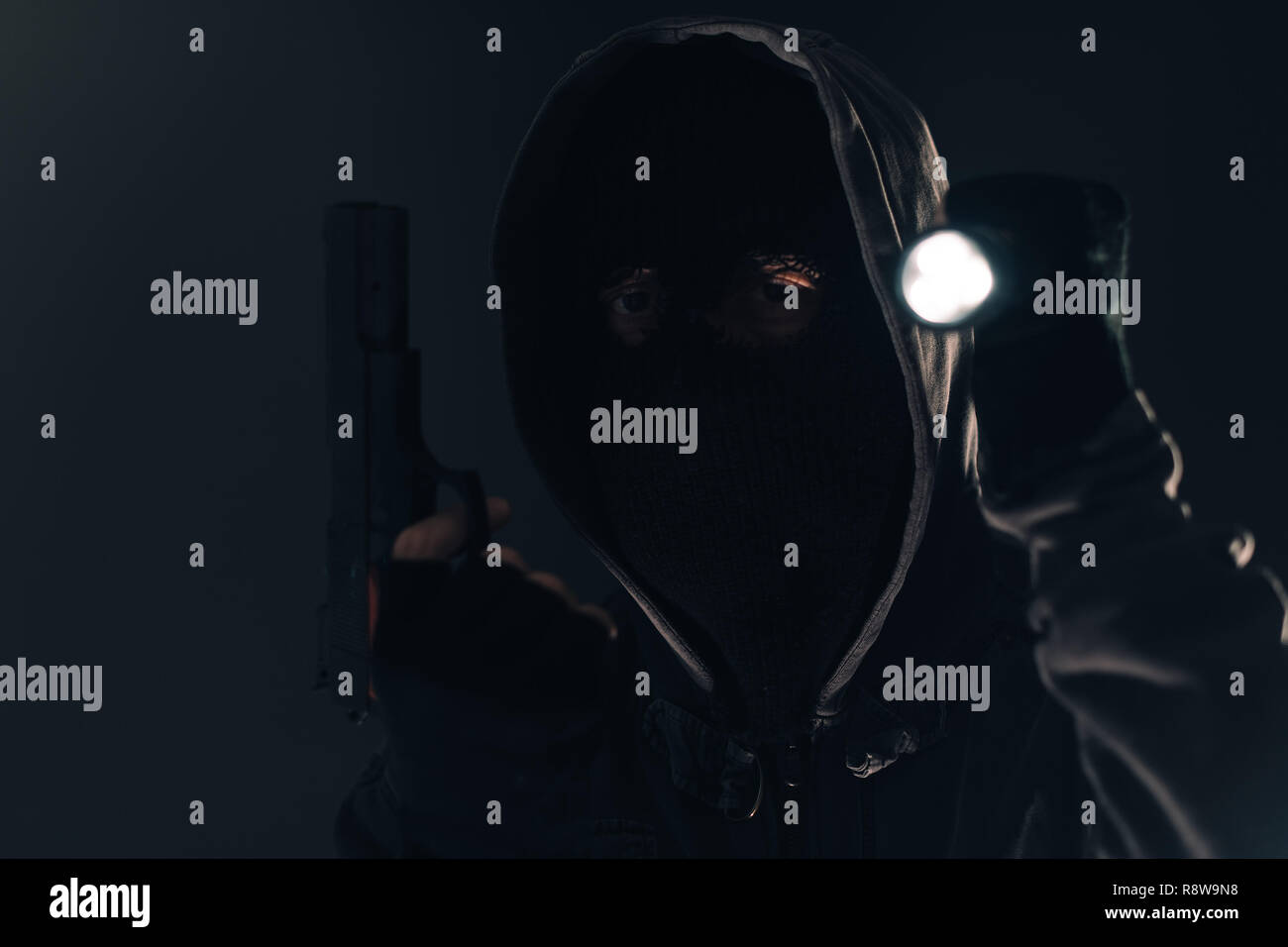 Bewaffnete Einbrecher Eindringling mit Taschenlampe Taschenlampe in der Nacht, Low Key selektiven Fokus Stockfoto