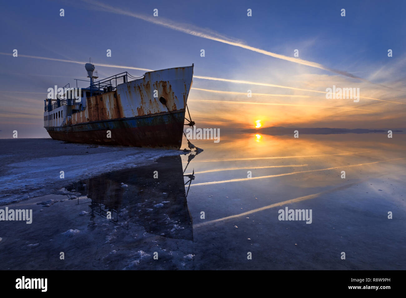 Schiffbruch in Urmia See - Sharafkhaneh Port Stockfoto
