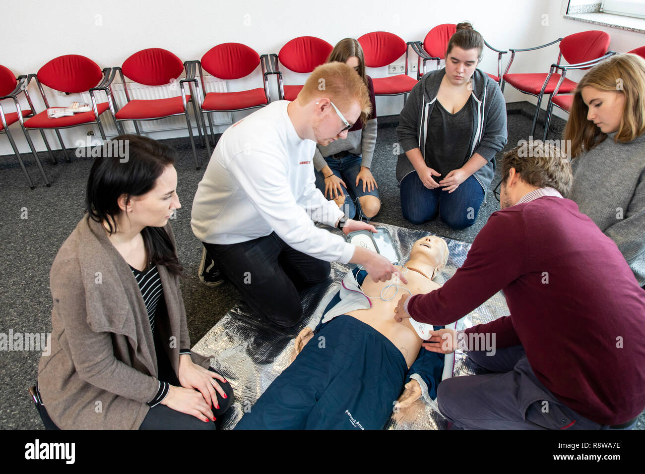 Erste Hilfe Kurs, Erste Hilfe Ausbildung, Notfälle, Praxis, Training, Reanimation, Herzstillstand, mit AED, automatisierte externe Defibrillation, Stockfoto