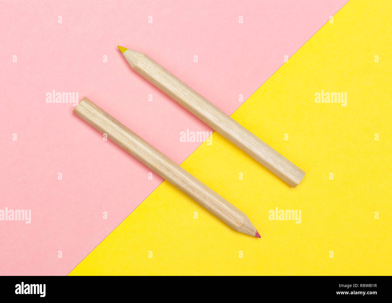 Buntstifte auf Gelb und Rosa Hintergrund. Flach Fotografie Stockfoto