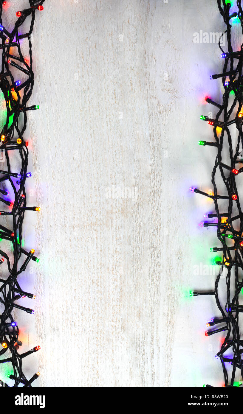 Weihnachten Glühlampe rahmen Dekoration auf weißem Holz. Frohe Weihnachten und Neujahr Urlaub Hintergrund. nach oben anzeigen und vertikaler Ausrichtung. Stockfoto