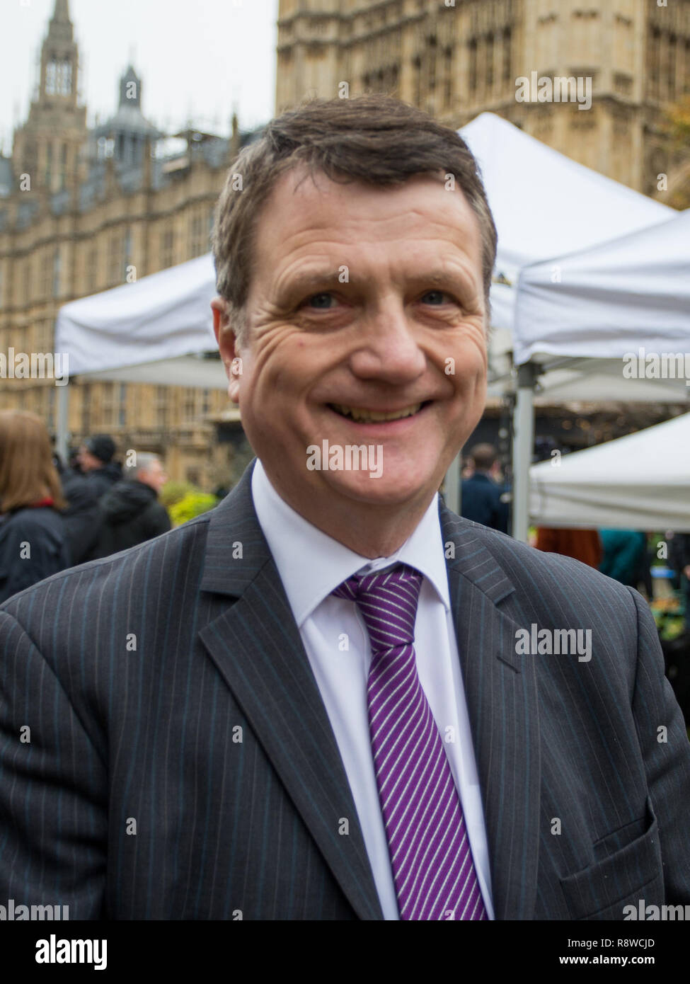 Gerard Batten, MDEP, Vorsitzender der UK Independence Party, am College Green, Westminster für Interviews. Mit: Gerard Batten MDEP Wo: London, Großbritannien Wann: 16 Aug 2018 Quelle: Wheatley/WANN Stockfoto