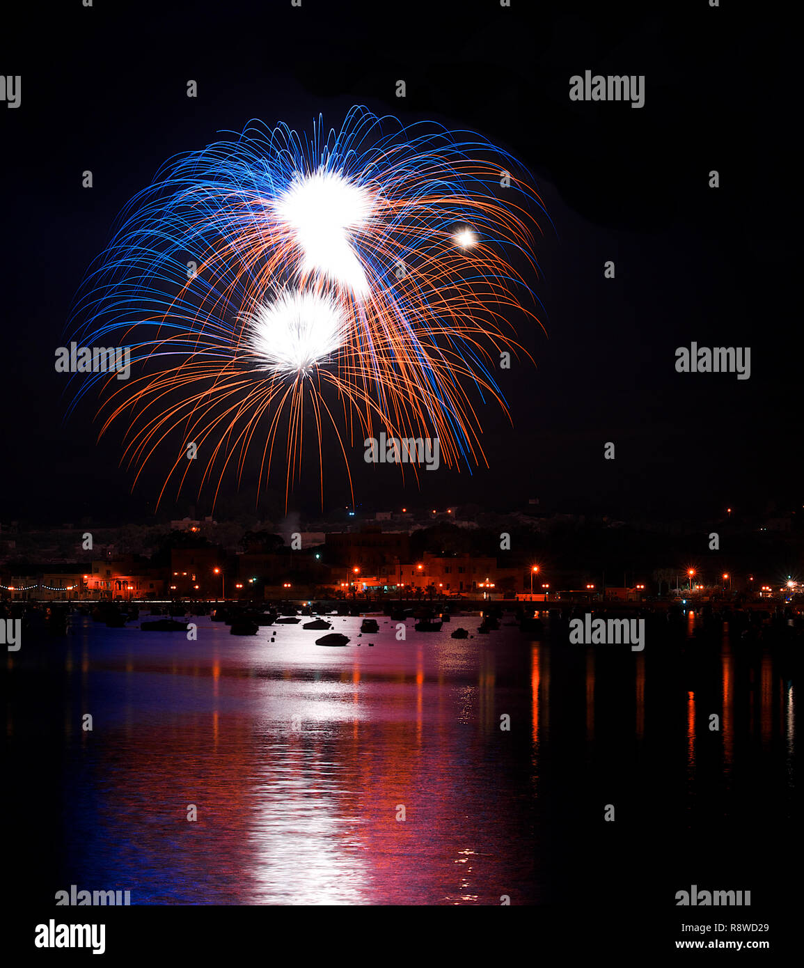 Bunte erstaunliche Feuerwerk schließen oben mit Überlegungen zu einer Wasser- und der Platz für Text, Malta Fireworks Festival. Frohes neues Jahr. Feuerwerk auf Malta, M Stockfoto