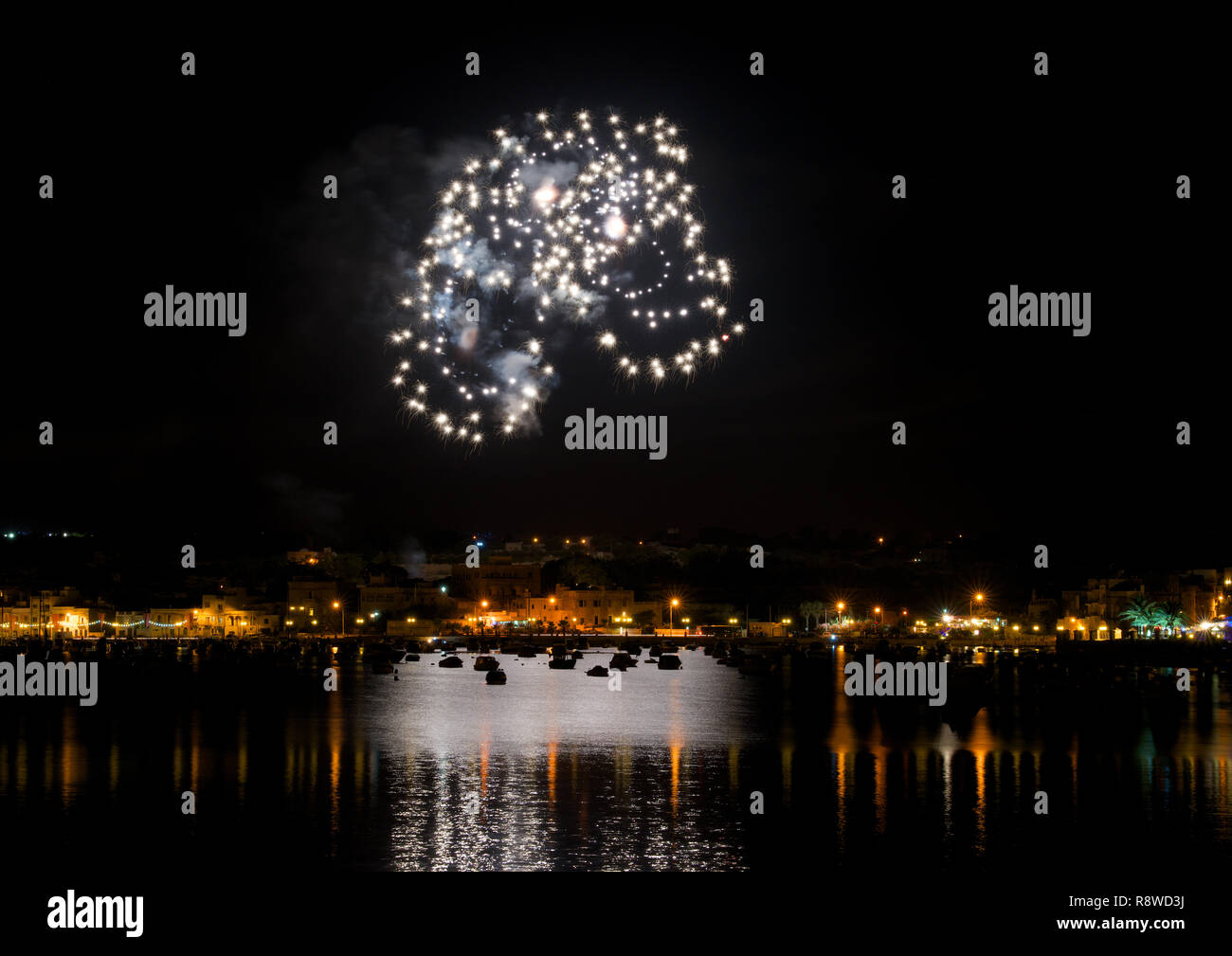 Bunte erstaunliche Feuerwerk schließen oben mit Überlegungen zu einer Wasser- und der Platz für Text, Malta Fireworks Festival. Frohes neues Jahr. Feuerwerk auf Malta, B Stockfoto