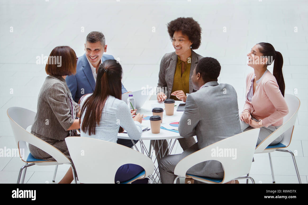 Lächelnd Geschäft Leute Treffen am runden Tisch Stockfoto