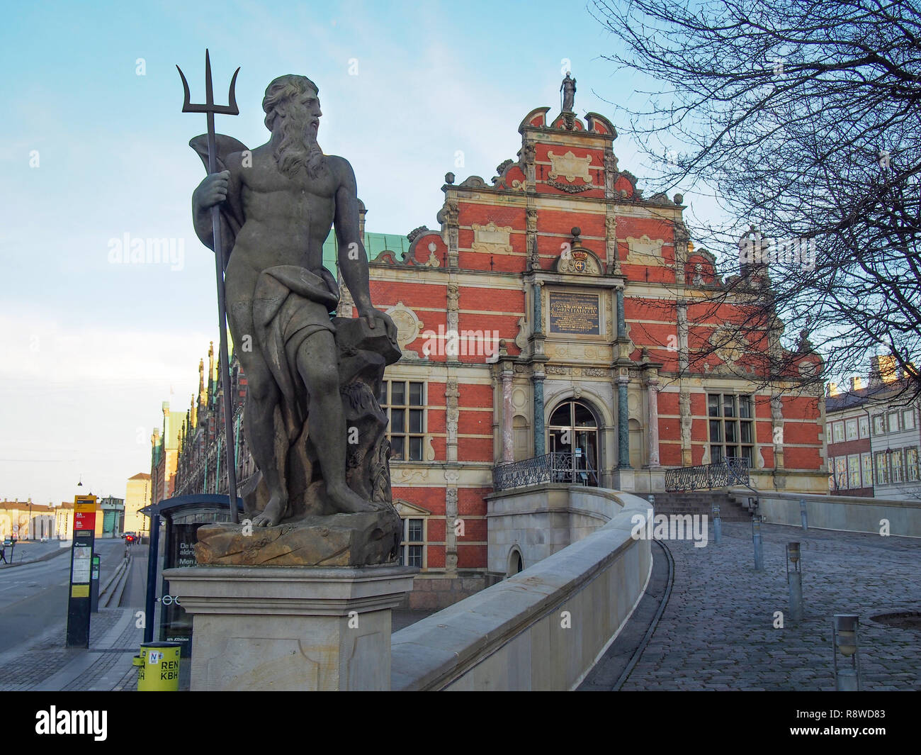 Kopenhagen, Dänemark - 10 April, 2016: Neptune Statue an Borsen von Johann Christoph Petzold in der Dämmerung Stockfoto