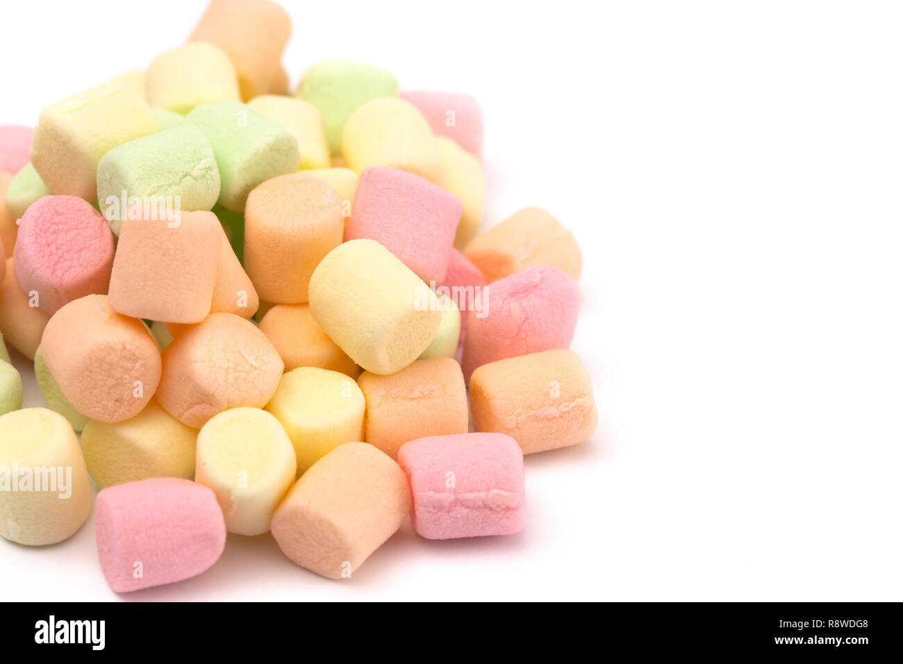 Ein Haufen von bunten Früchten aromatisiert Marshmallows auf weißem Hintergrund Stockfoto