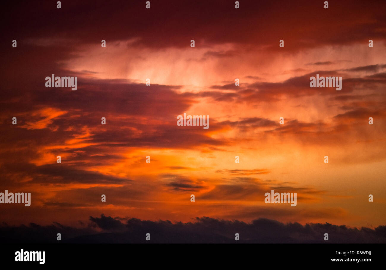 Dynamische Wolken bei Sonnenuntergang Stockfoto