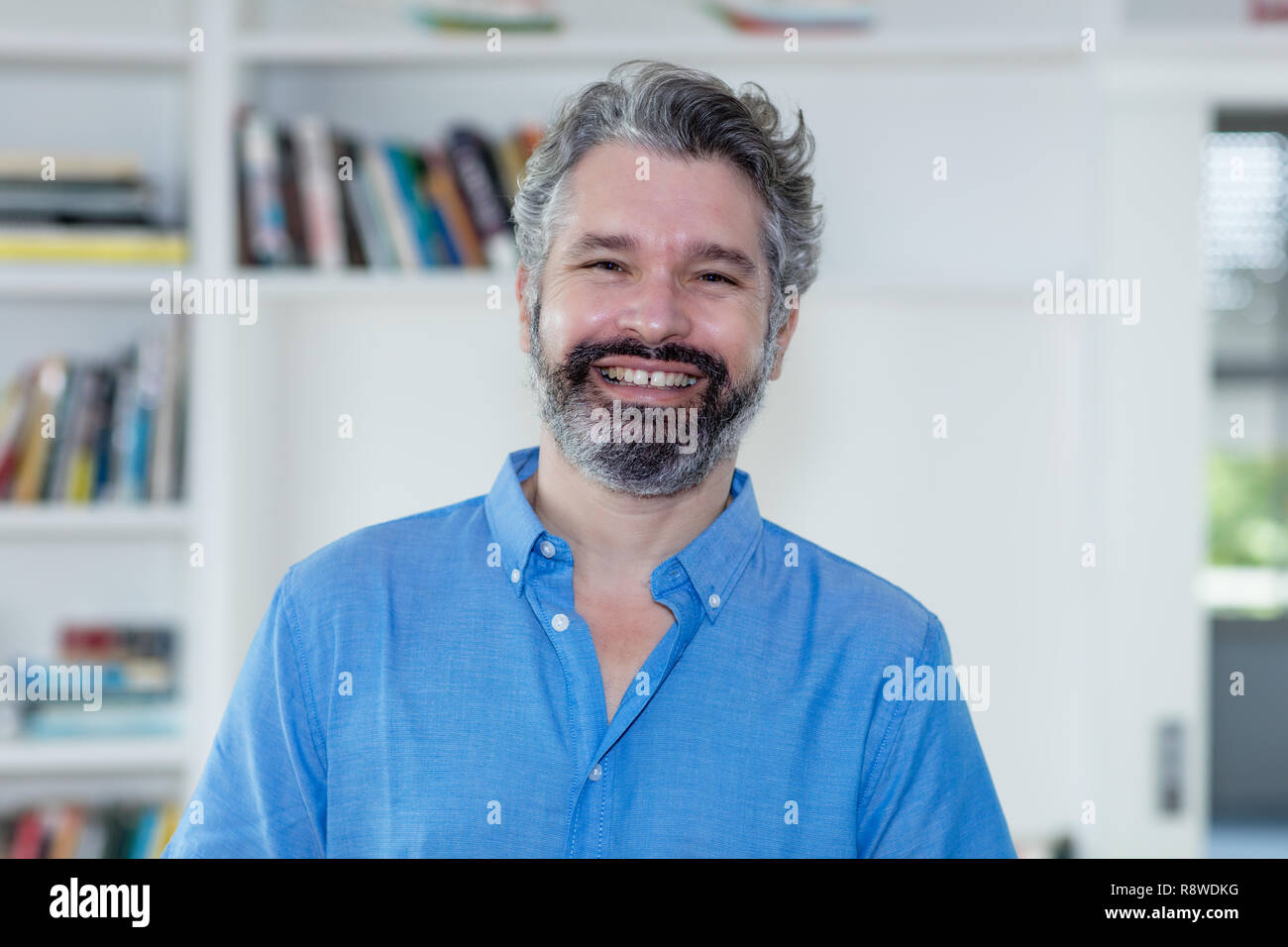 Porträt eines mittleren alter Mann mit grauen Haaren indoor zu Hause Stockfoto