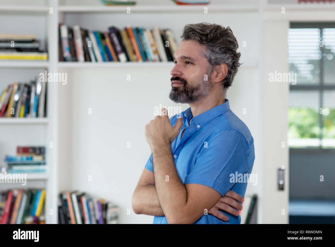 Denken im Mittleren alter Mann mit grauen Haaren indoor zu Hause Stockfoto