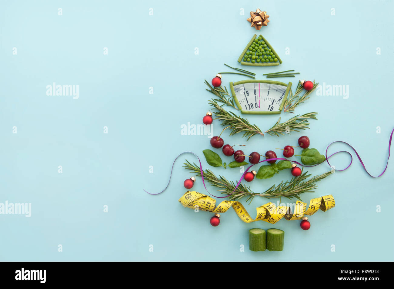 Weihnachtsbaum aus Obst und Gemüse Waage Stockfoto
