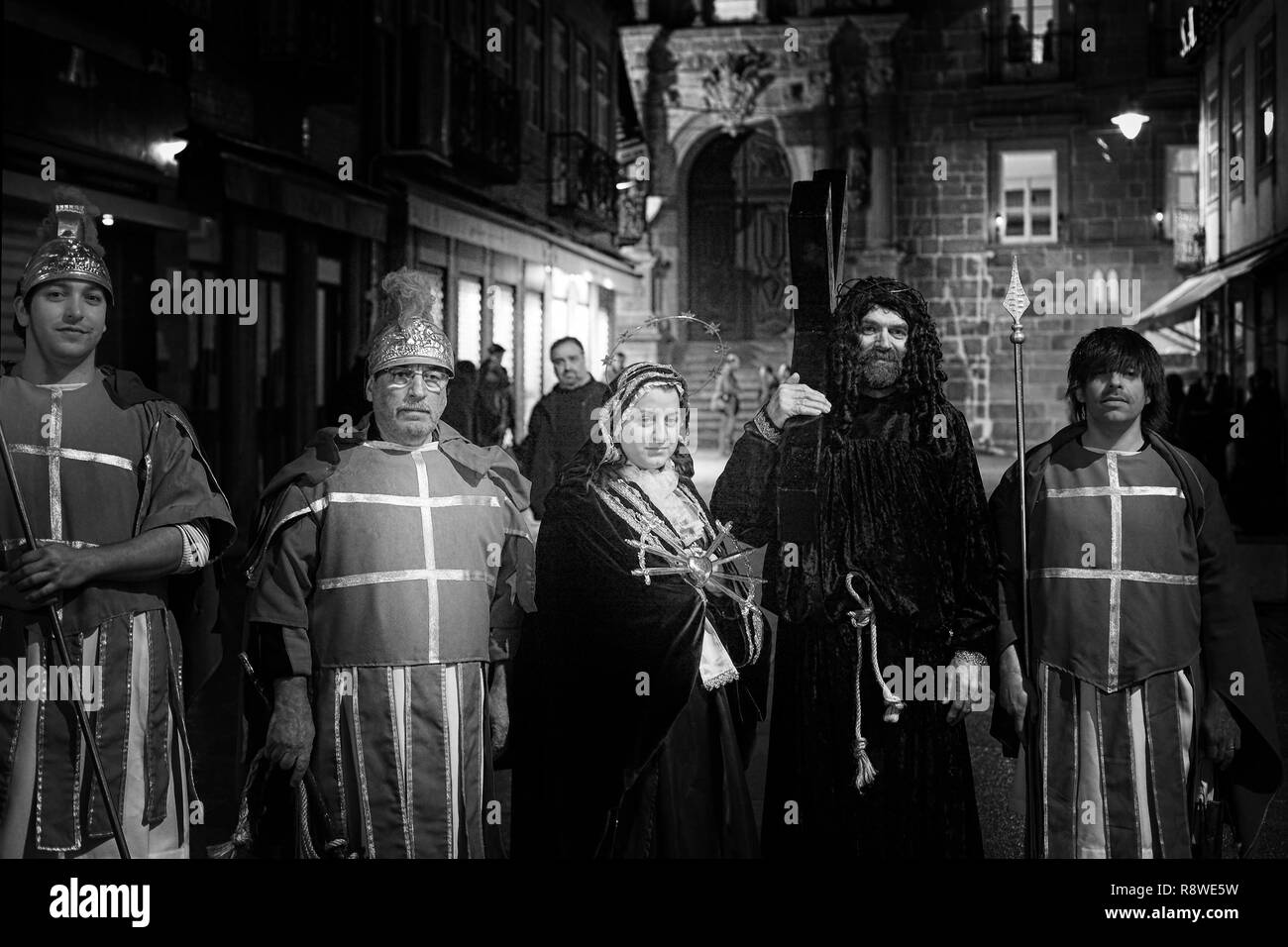 Braga, Portugal - April 1, 2010: Figurants, römische Soldaten, die Jesus mit dem Kreuz und der Schmerzhaften Muttergottes nach dem Holly Woche Prozession der EG posing Stockfoto