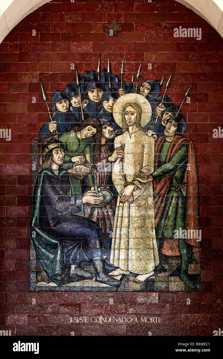 Stationen des Kreuzes: Jesus wird zum Tod verurteilt; eine Verkleidung der portugiesischen Kacheln vor dem Heiligtum von Fatima Stockfoto
