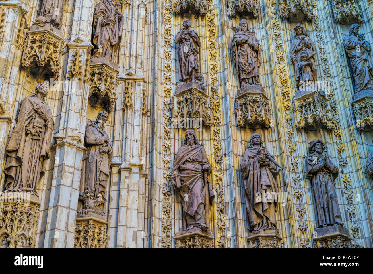 Statuen der gotische Puerta de Campanilla Eingangstür der Kathedrale von Sevilla, Spanien Stockfoto