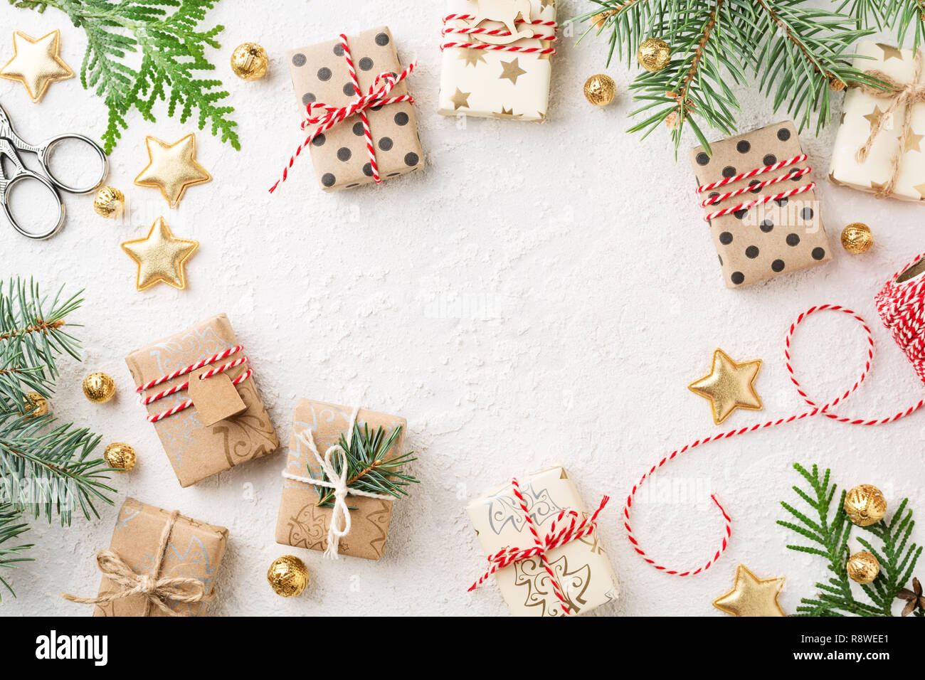 Weihnachten Geschenkboxen, Dekorationen, Bäcker Garn & Fichte auf weißem Hintergrund. Eingepackte Geschenke, Weihnachten Vorbereitung. Kopieren Sie Platz. Stockfoto