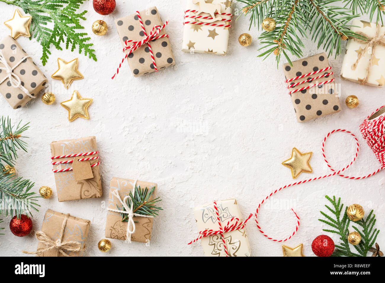 Dekoriert Weihnachten Geschenkboxen, Gold Schmuck, Bäcker Garn & Fichte Frame auf weißem Hintergrund. Weihnachten Vorbereitung. Kopieren Sie Platz. Stockfoto