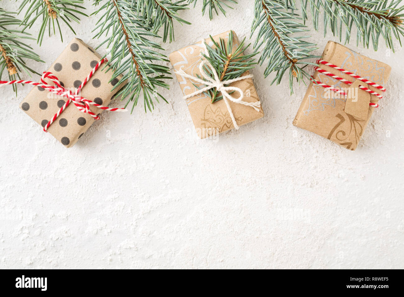 Weihnachten Grenze von Dekorierten Weihnachten Geschenk Boxen & Fichte Äste auf weißem Hintergrund. Urlaub frame, Kopieren, flach. Stockfoto