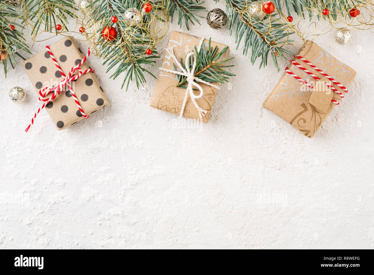 Weihnachten Grenze von Dekorierten weihnachten Geschenkboxen, Ornamente & auf weißem Hintergrund Fichte. Urlaub frame, Kopieren, flach. Stockfoto