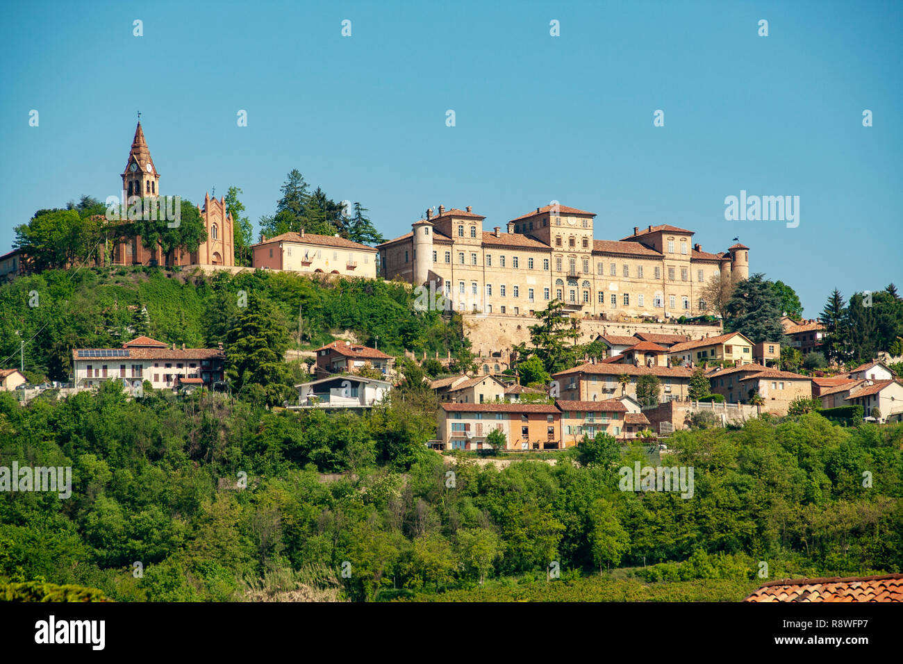 Das Dorf und die Burg von Magliano Alfieri, Piemont, Italien Stockfoto