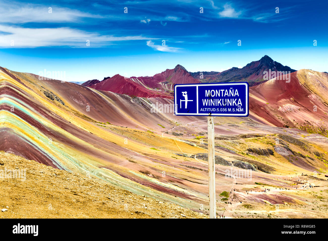 Schild mit dem Namen des Berges Montana Winikunka Vinicunca'' in der Höhe 5036 m, Rainbow Berg, Cusco, Peru Stockfoto