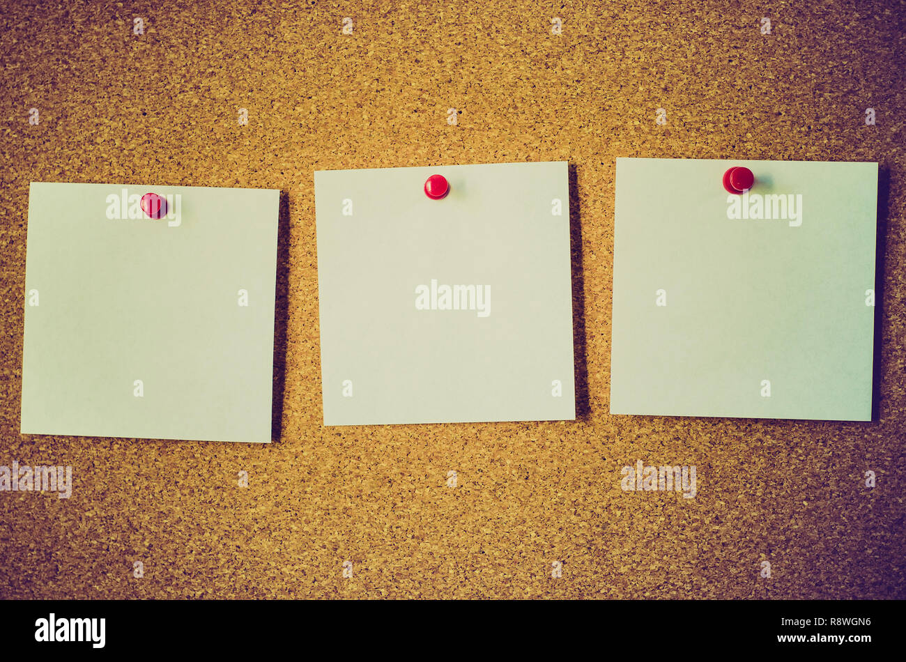 Leerer Hinweis Papiere auf einer Pinnwand Stockfoto