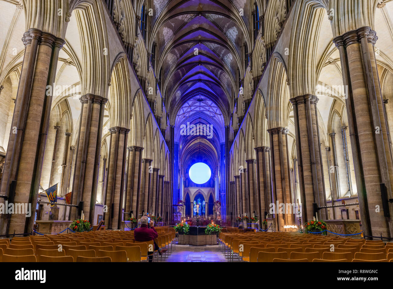 "Das Licht" Kunst Installation von Richard McLester im Inneren der Kathedrale von Salisbury als Teil der "Von der Finsternis zum Licht Kunst Illuminationen, England, Großbritannien Stockfoto