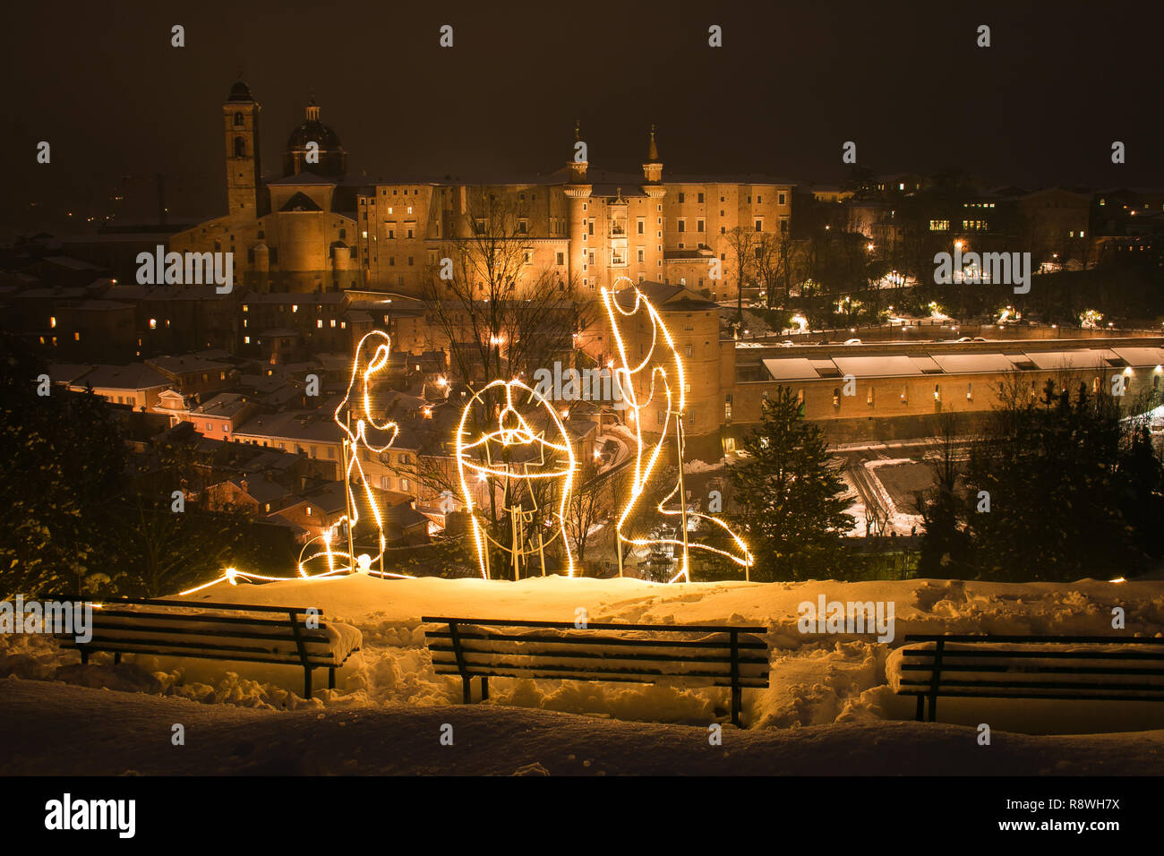 Weihnachten Krippe Mit Urbino Stadt Im Hintergrund Mit Schnee In Der Nacht Stockfotografie Alamy