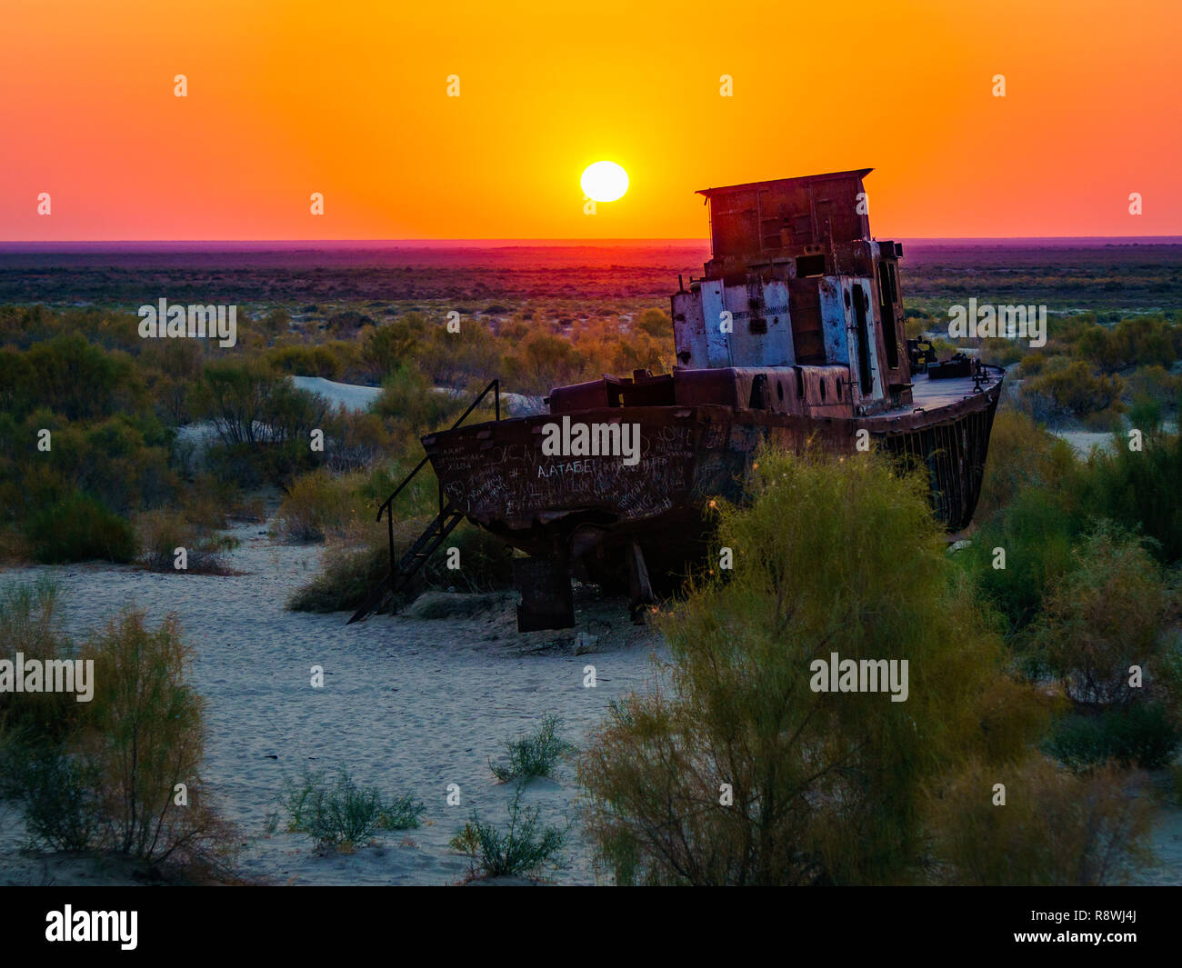 Rusty Shipwrrecks in der Wüste, wo der einstigen Aralsee war Stockfoto
