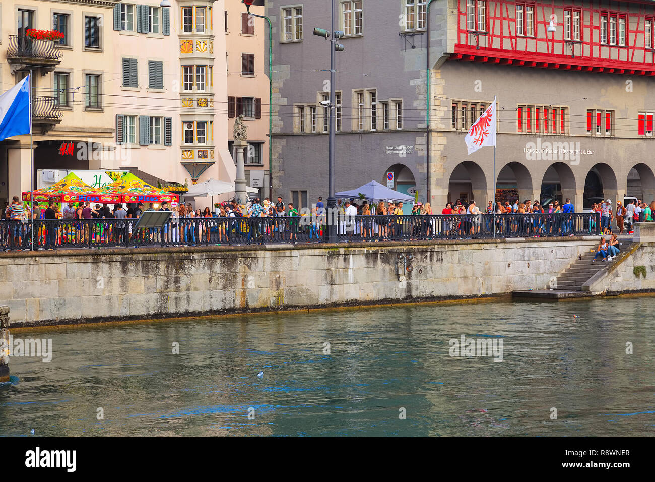 Zürich, Schweiz - 2 August 2014: Ufer der Limmat während der Street Parade. Die Street Parade ist die am meisten besuchte technoparade in Stockfoto