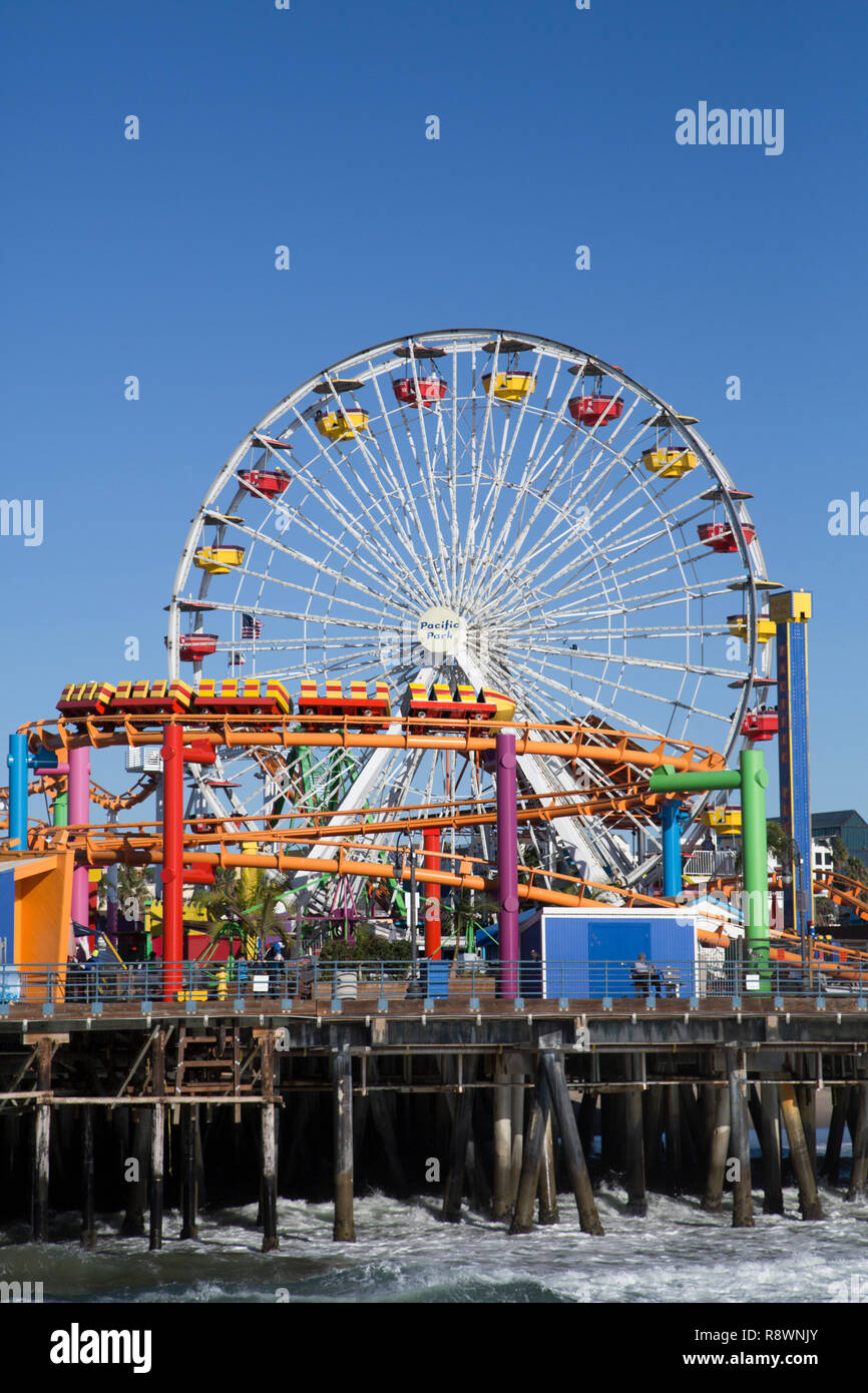 Achterbahn und Riesenrad, Pacific Park, Santa Monica, Kalifornien, USA Stockfoto