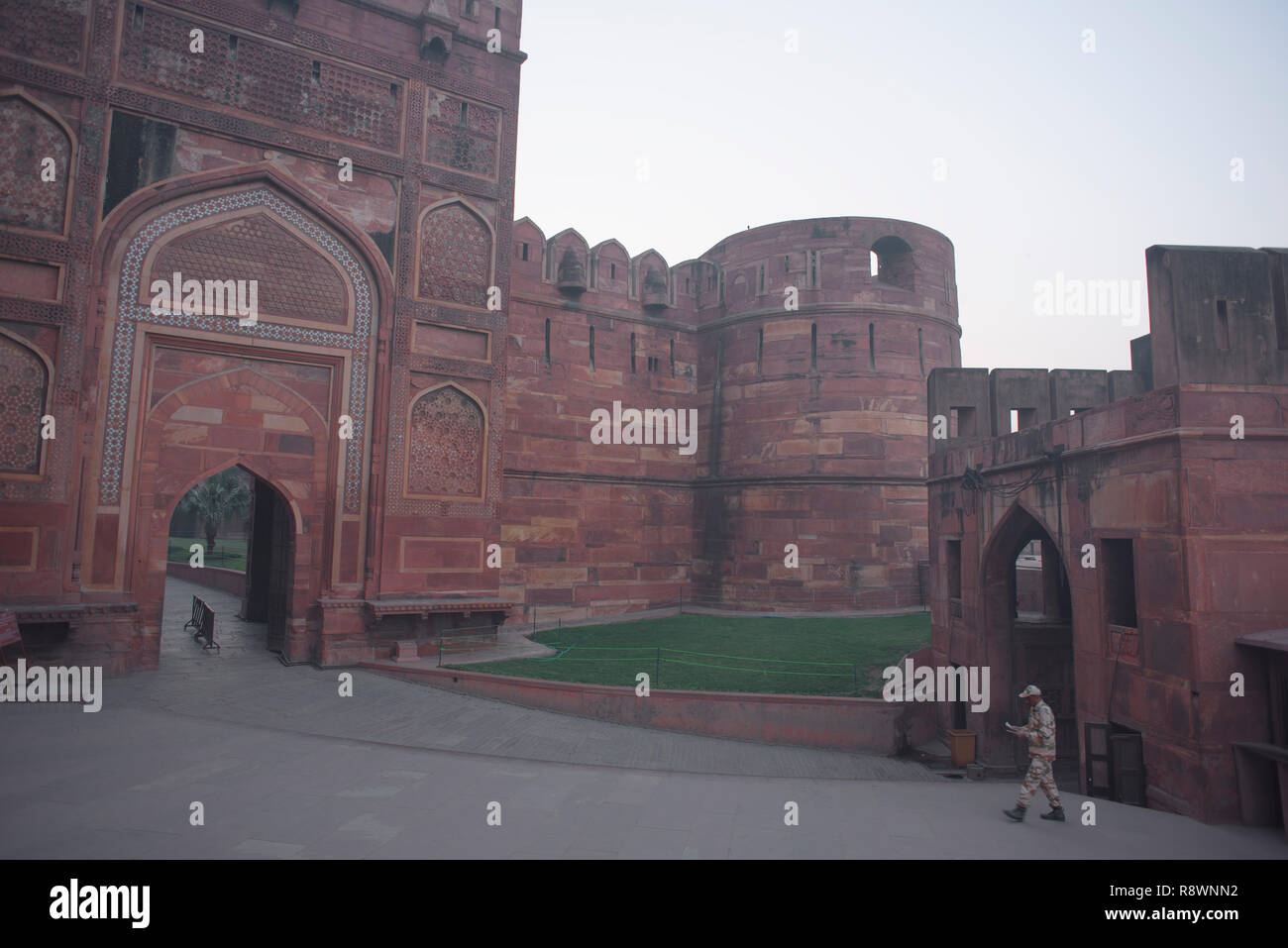 Eine gewölbte inneren Eingang des Agra Fort, auch als das Red Fort mit starken hohen Mauern aus roten Steinen einmal eine Residenz des Mughal Dynasty Stockfoto